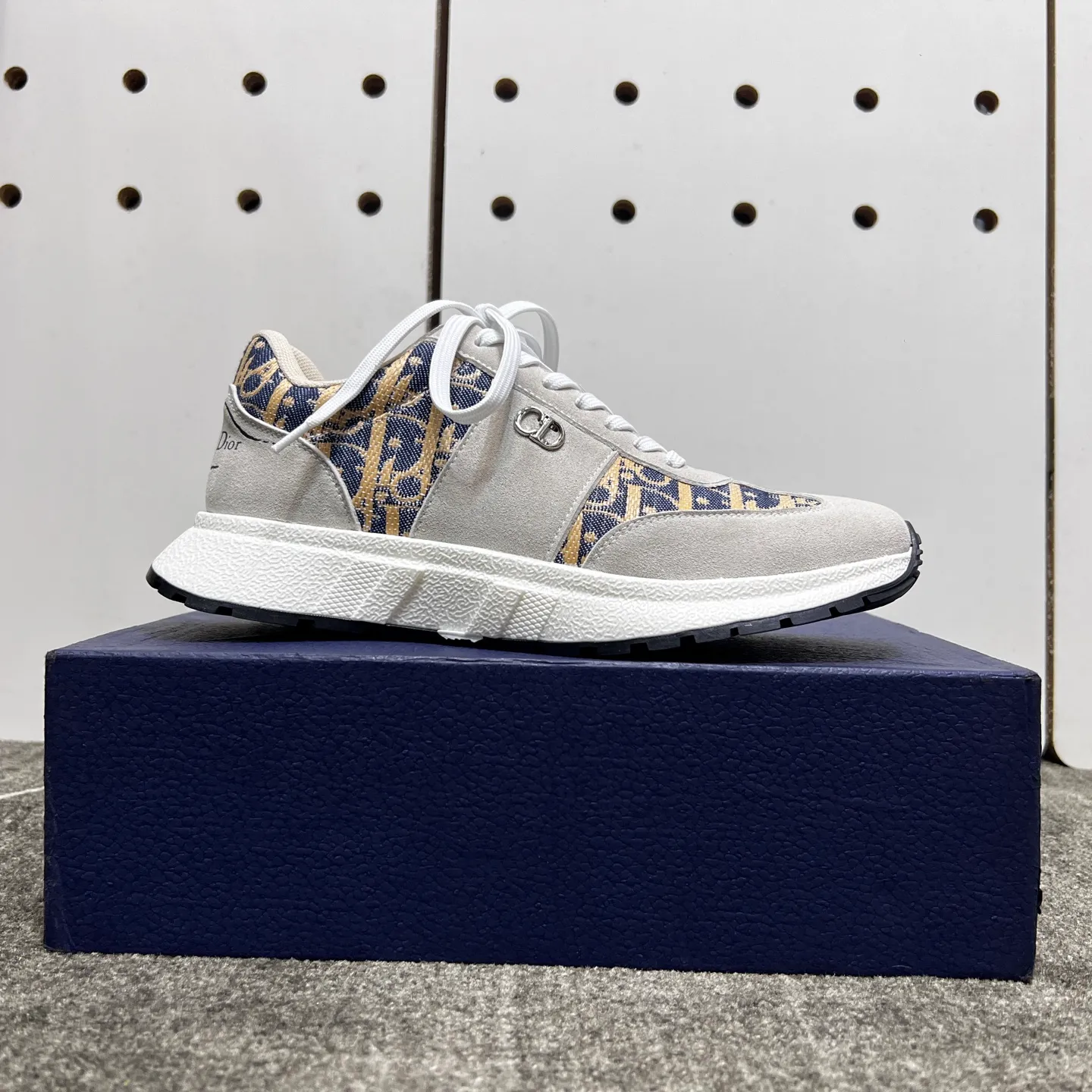 Factory price: 438💰【DIAo·Dior】Original quality.~ Unique modern style sneakers. 🏃A must-have casual shoe for trendy men😍😍 Original brand imported from Italy, imported original leather, sheep lining (refuses to discolor and grind feet) Sole: Original sole provided by the original factory, French lazy style design ⚠️Fit to the feet, original quality, super comfortable original sole. It’s like shooting the real thing 🎬The real thing is better, high-quality sneakers, size: 38-44, custom-made 45